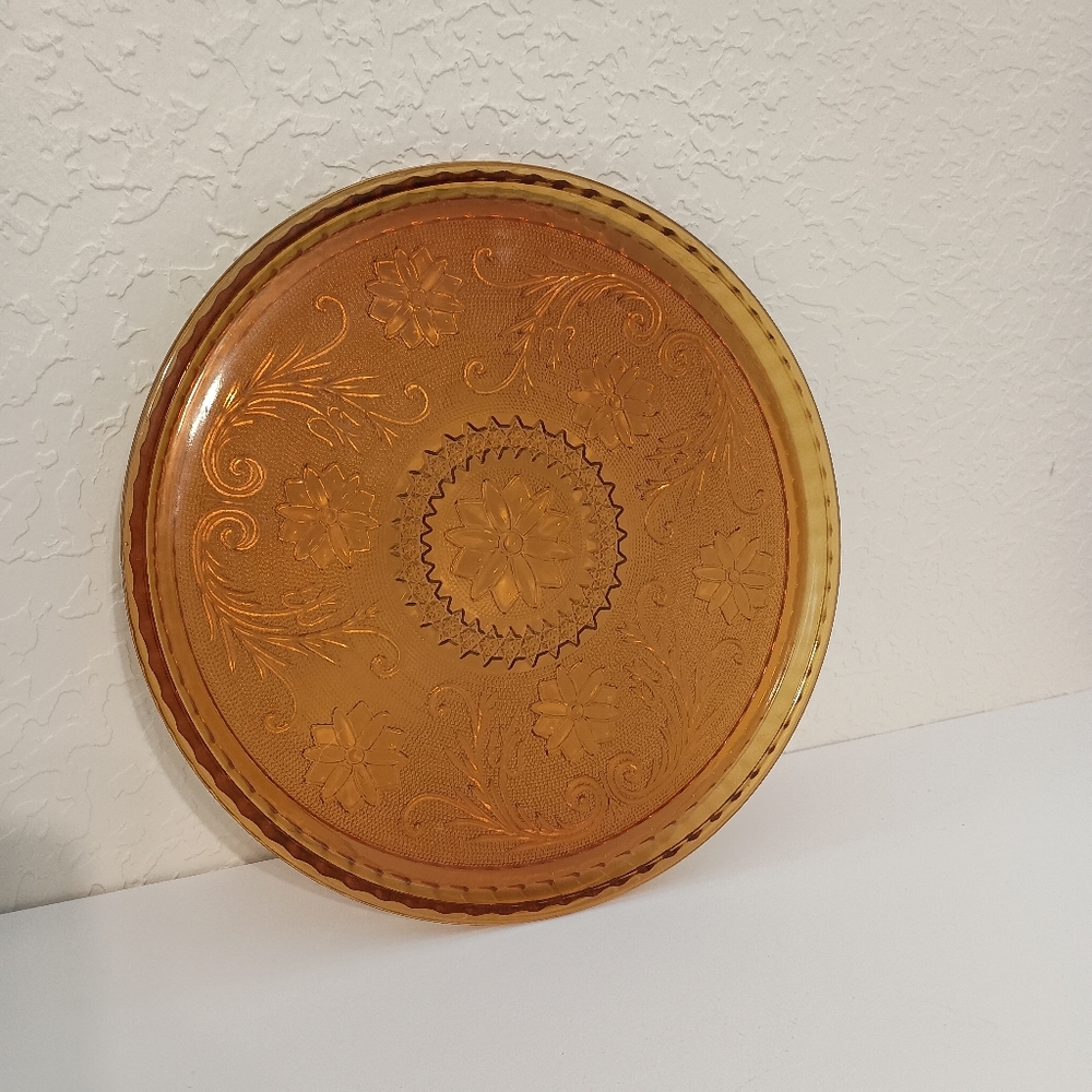 Indiana Glass Tiara Sandwich Glass Serving Plate, 10 in Diameter. Amber